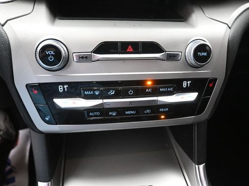 Used 2020 Ford Explorer XLT w/ Equipment Group 202A image 9