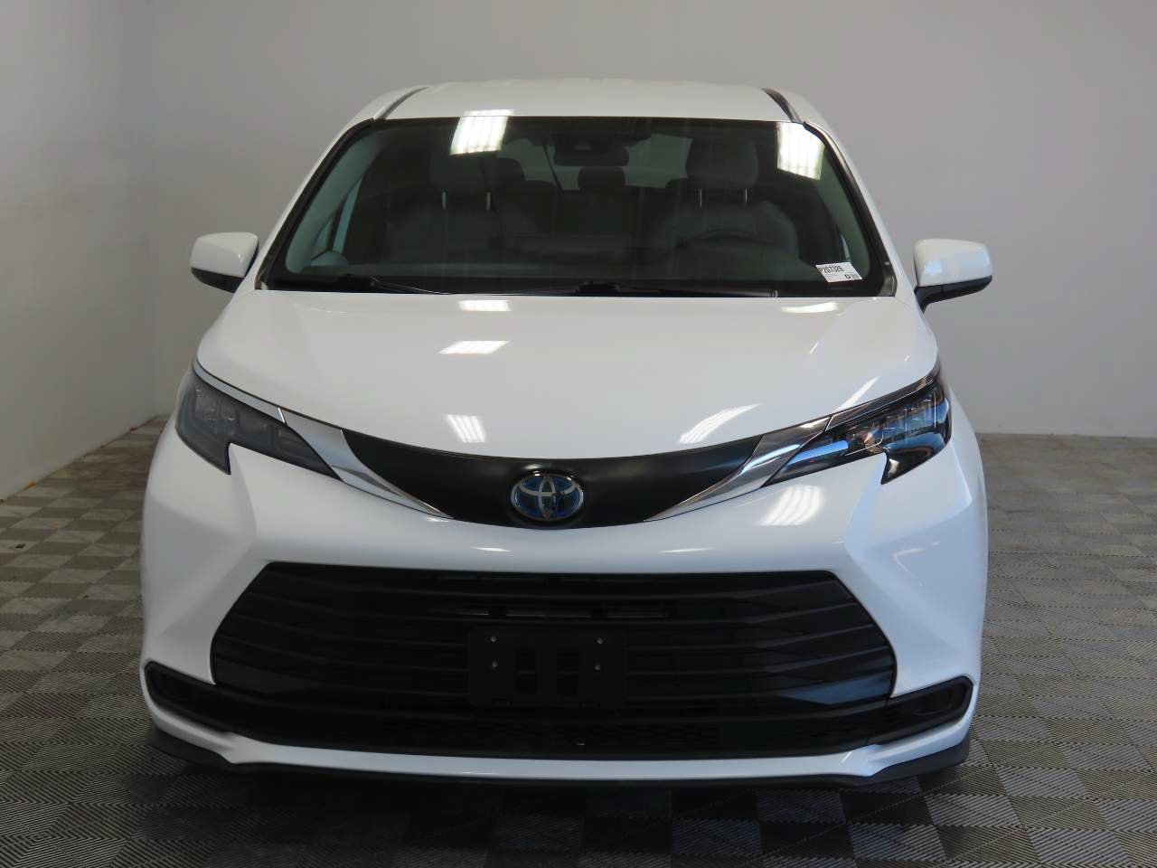 Used 2025 Toyota Sienna LE FWD image 2