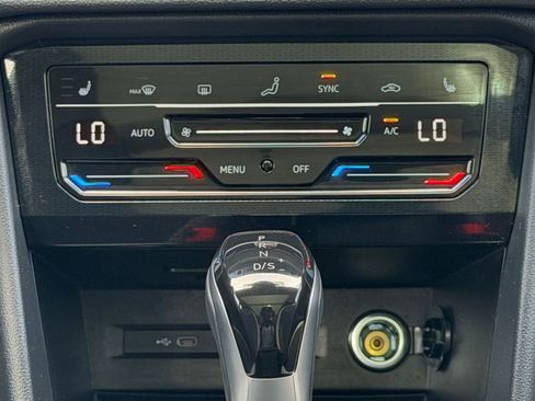 Certified 2025 Volkswagen Taos SE FWD image 17