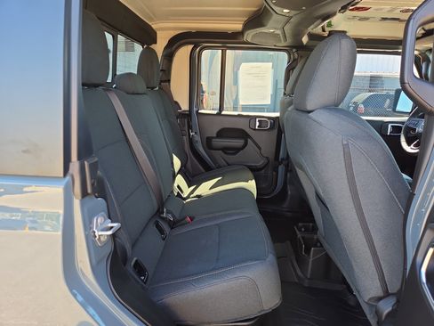 Used 2025 Jeep Gladiator Sport AWD/4WD image 14
