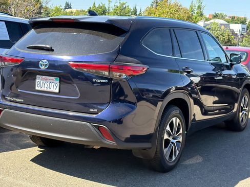 Used 2021 Toyota Highlander XLE AWD/4WD image 2