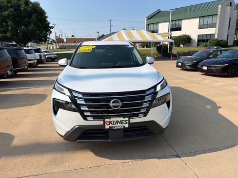 Used 2024 Nissan Rogue SV FWD image 3