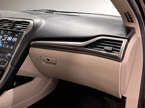 Used 2017 Ford Fusion SE w/ Fusion SE Technology Package image 26