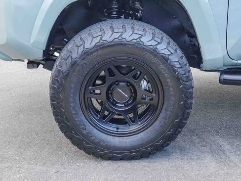 Used 2022 Toyota Tacoma TRD Sport image 9