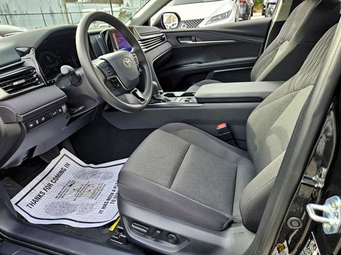 Used 2025 Toyota Camry LE image 7