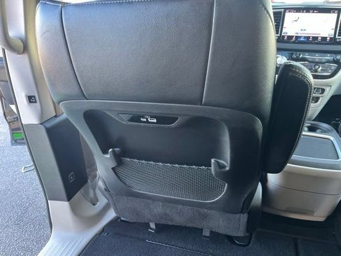 Used 2022 Chrysler Pacifica Touring-L FWD image 16