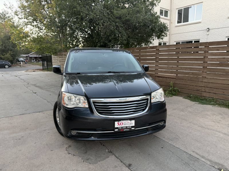 Used 2014 Chrysler Town & Country Touring FWD image 2