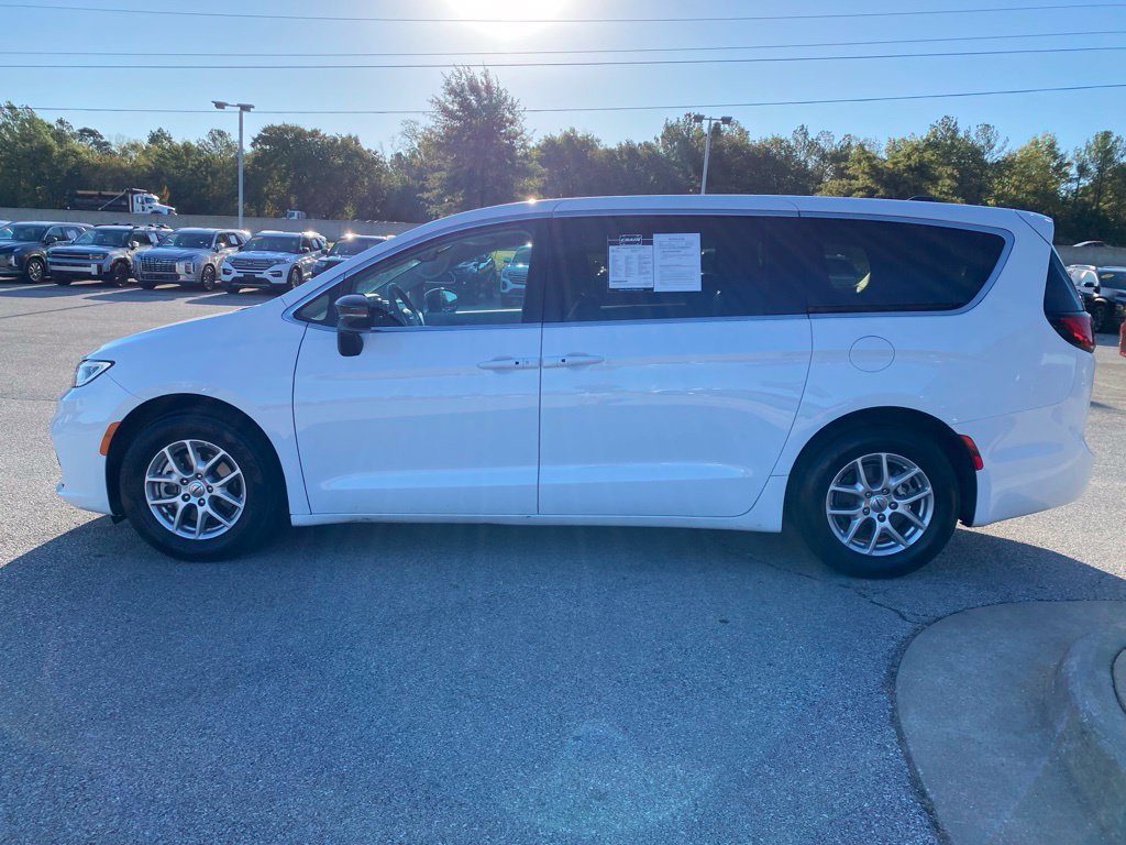 Used 2024 Chrysler Pacifica Touring-L FWD image 4