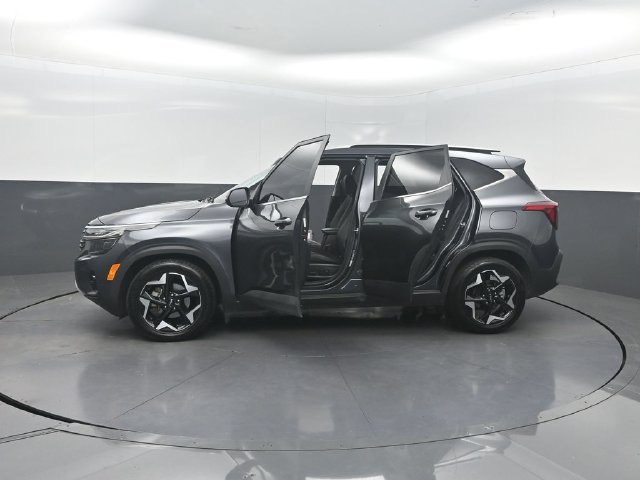 Used 2024 Kia Seltos EX FWD image 39