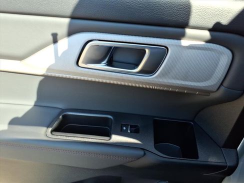 Used 2025 Ford Explorer Active image 8