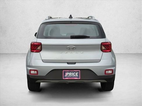 Used 2022 Hyundai Venue SEL FWD image 7