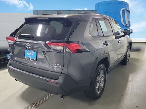 Used 2022 Toyota RAV4 LE AWD/4WD image 5
