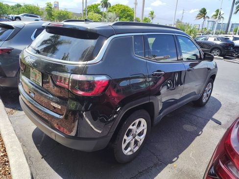 Used 2025 Jeep Compass Latitude AWD/4WD image 8