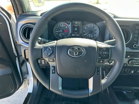 Used 2022 Toyota Tacoma TRD Off-Road w/ Technology Package AWD/4WD image 11