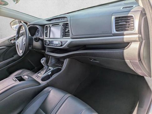 Used 2017 Toyota Highlander SE image 25