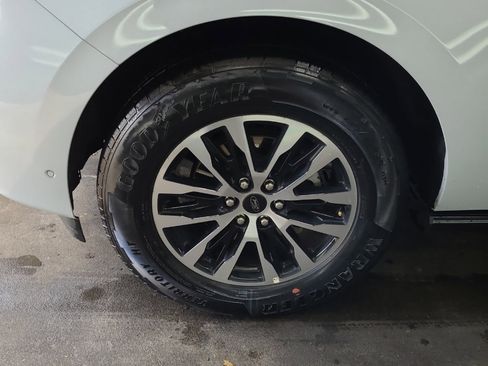 Used 2025 Ford Expedition Platinum image 13