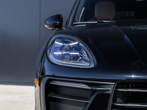 Certified 2026 Porsche Macan AWD/4WD image 18