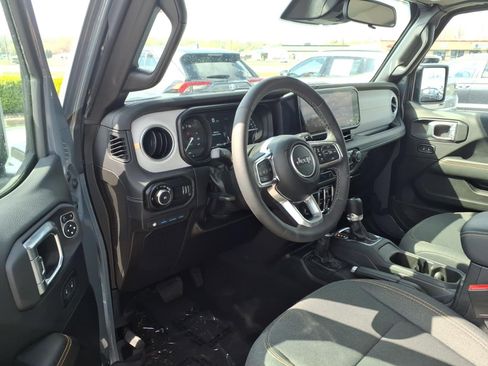 Used 2025 Jeep Wrangler Unlimited Sahara AWD/4WD image 7