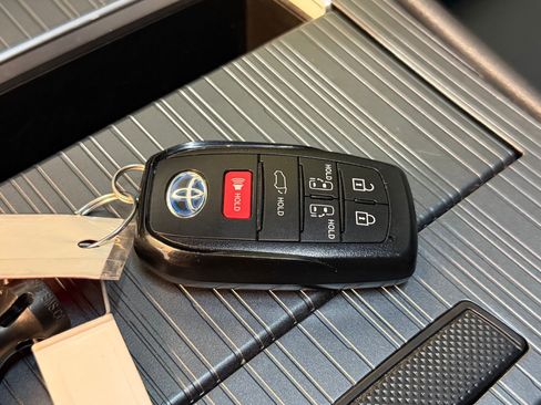 Used 2023 Toyota Sienna XSE FWD image 36