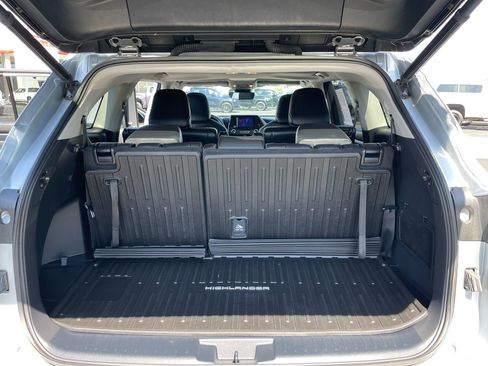 Used 2023 Toyota Highlander XLE AWD/4WD image 15