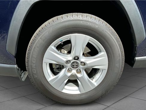 Used 2019 Toyota RAV4 XLE w/ Convenience Package FWD image 9