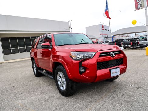 Used 2022 Toyota 4Runner SR5 Premium w/ Moonroof Package RWD image 5