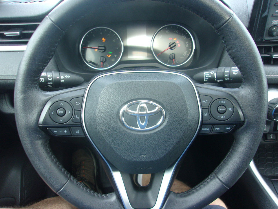 Used 2021 Toyota RAV4 XLE Premium AWD/4WD image 9