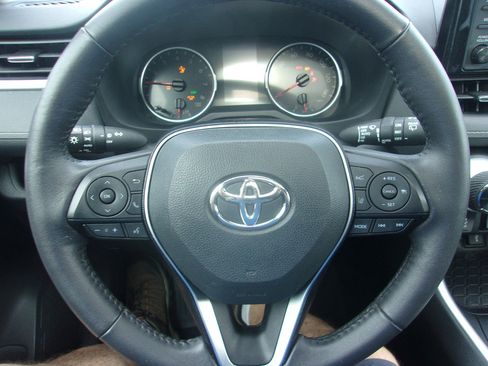 Used 2021 Toyota RAV4 XLE Premium AWD/4WD image 9