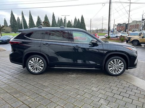New 2026 Toyota Highlander Platinum image 6