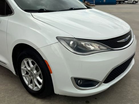 Used 2020 Chrysler Pacifica Touring-L FWD image 5