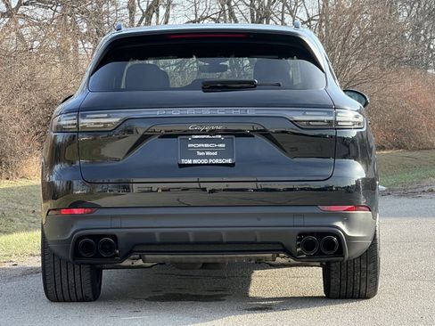Certified 2023 Porsche Cayenne Platinum Edition image 8