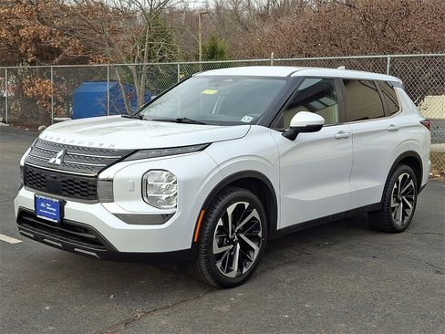 Used 2022 Mitsubishi Outlander ES image 3