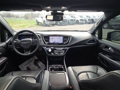 Used 2023 Chrysler Pacifica Limited w/ Uconnect Theater Family Group image 25