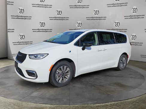 Used 2024 Chrysler Pacifica Limited FWD image 1