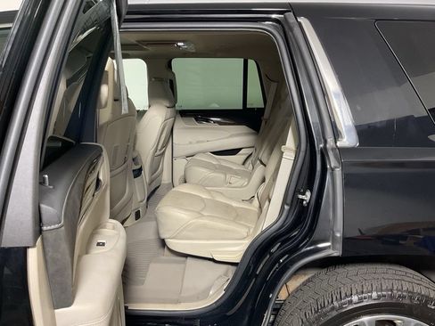 Used 2019 Cadillac Escalade Luxury AWD/4WD image 34