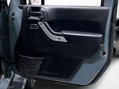 Used 2015 Jeep Wrangler Unlimited Sahara w/ Connectivity Group image 24