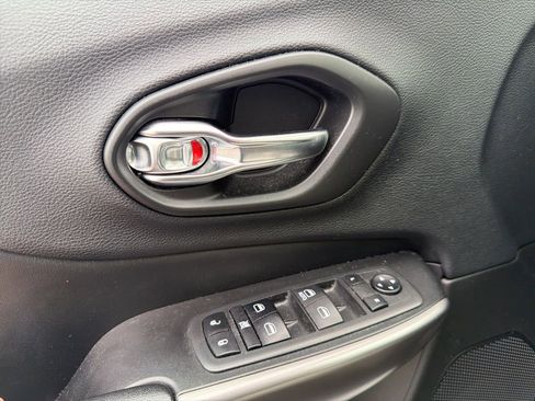 Used 2020 Jeep Cherokee Latitude w/ Cold Weather Group FWD image 20