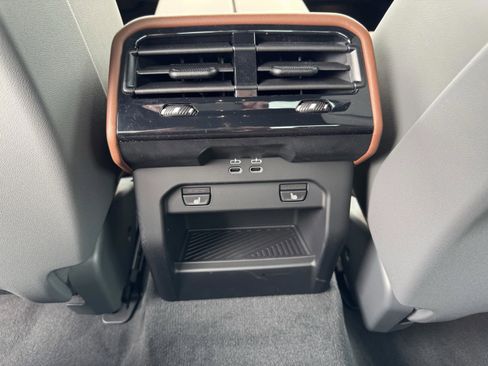 Used 2025 BMW 550e xDrive w/ Premium Package image 35