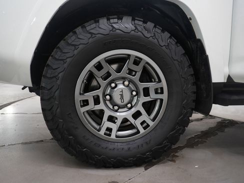 Used 2020 Toyota 4Runner Venture w/ Moonroof Package image 30