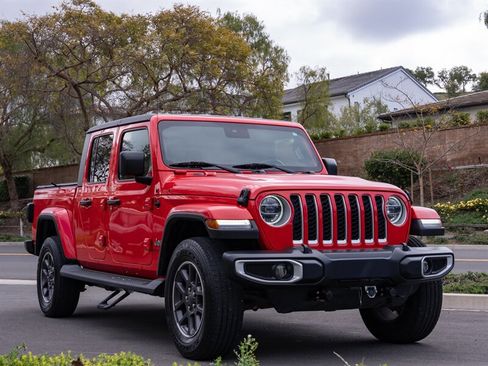 Used 2020 Jeep Gladiator Overland image 3