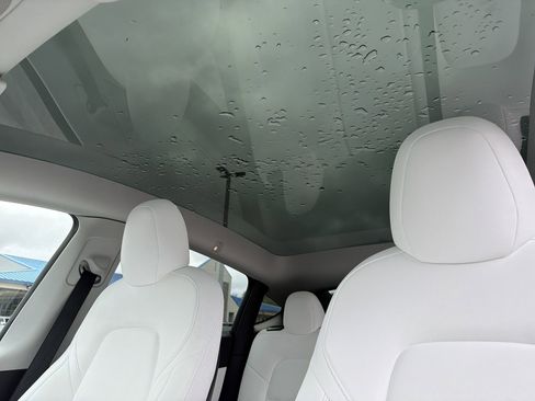 Used 2022 Tesla Model Y Long Range image 17