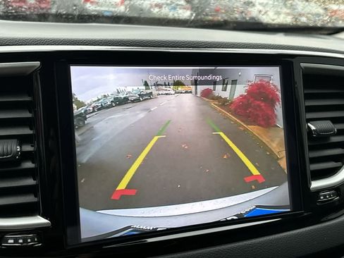 Certified 2024 Chrysler Pacifica Touring-L image 23