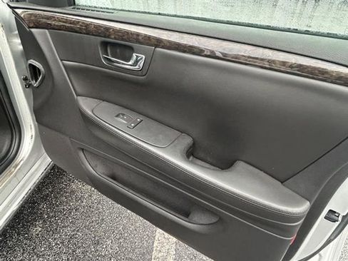 Used 2011 Cadillac DTS Limousine image 22