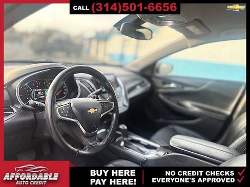 Used 2018 Chevrolet Malibu LT w/ Leather Package FWD image 2