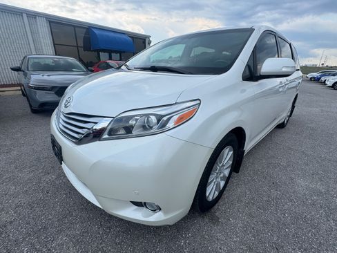 Used 2015 Toyota Sienna Limited FWD image 2