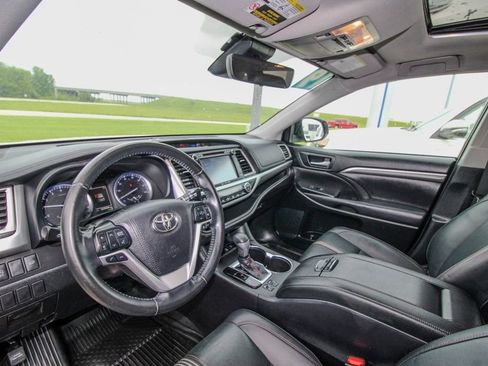 Used 2019 Toyota Highlander SE w/ Nightshade Edition AWD/4WD image 19