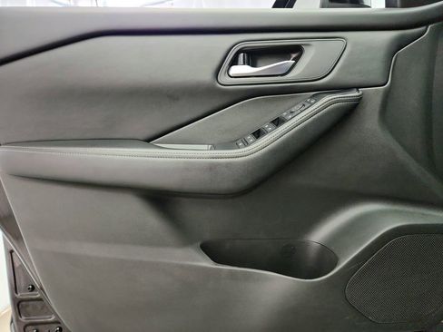 Used 2025 Nissan Rogue SV image 22