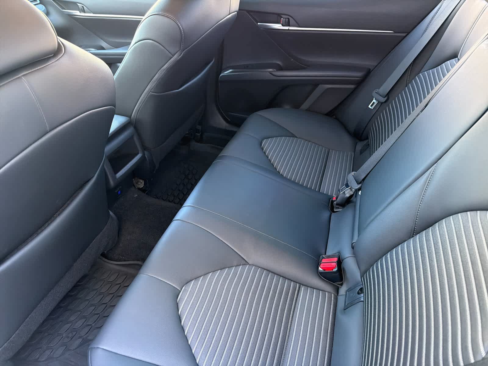 Used 2024 Toyota Camry SE w/ Convenience Package FWD image 4