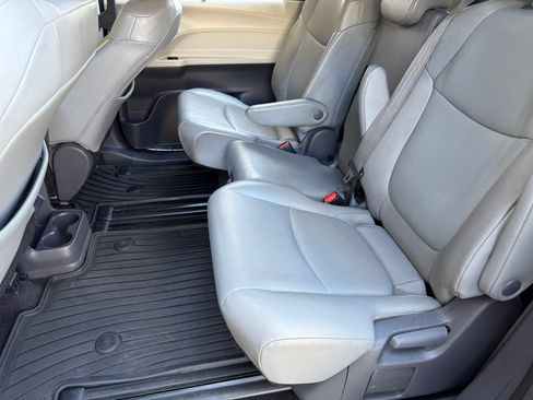 Used 2021 Toyota Sienna XLE FWD image 18