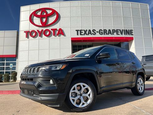 Used 2025 Jeep Compass Latitude image 2